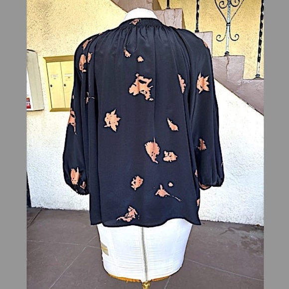 TUCKER "The Classic" Silk Print Button Up 3/4 Length Sleeve Blouse NWOT/sz M - Picture 9 of 15